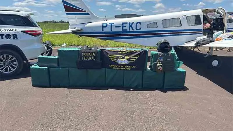 Polícia prende avião com 400kg de pasta base de cocaína durante operação conjunta em Penápolis.