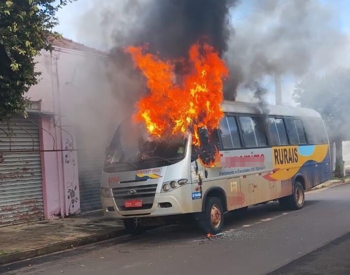 Micro-ônibus pega fogo em Guararapes