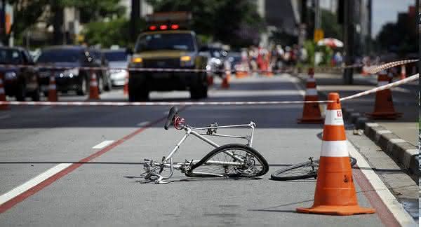 Imagem de acidentes de trânsito, uma das 10 maiores causas de mortes no mundo, destacando o alto número de vítimas fatais, especialmente motociclistas e pedestres.