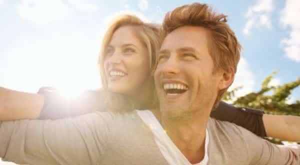 feliz entre as qualidades que toda mulher deseja em um homem