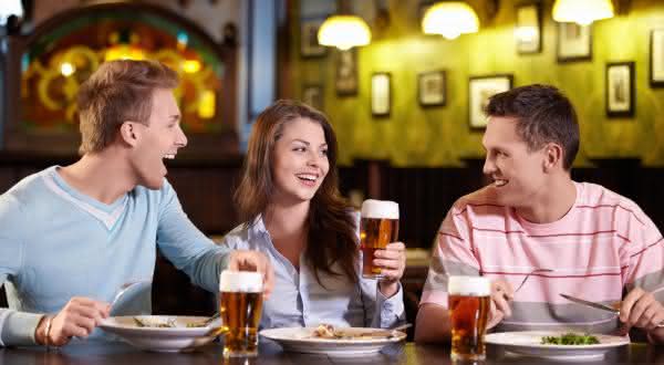 habilidade com pessoas entre as coisas que os homens procuram em uma mulher